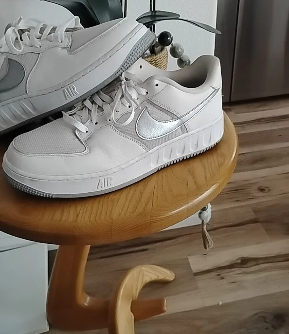 Nike men’s Low-Top  Air Force 1 Sneakers in White and Silver Sz 12